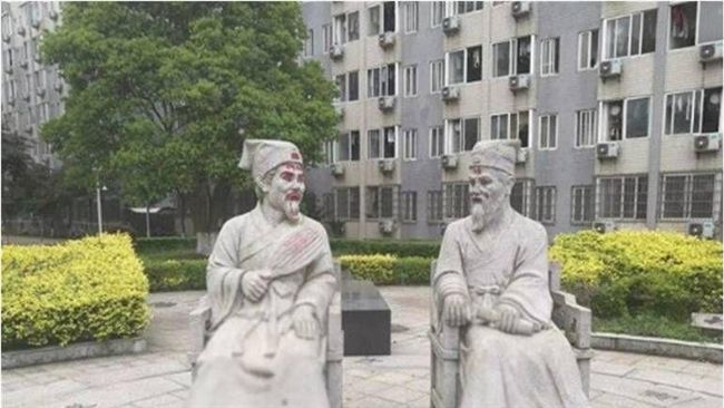 曬棉被還不夠！湖南大學雕像慘遭塗鴉