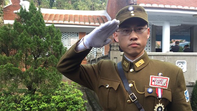 緬懷八年抗戰　男子著軍服謁陵超吸睛
