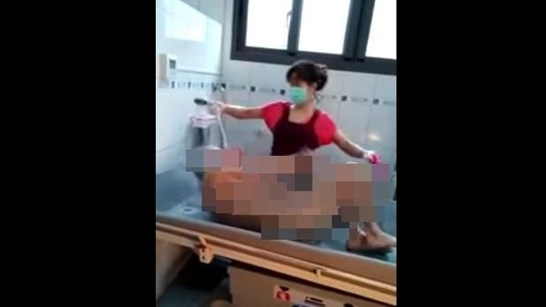 看護粗暴幫翁洗澡　女3年後認出阿公