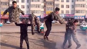 魔術師,魔術,人體分離,大陸,破綻　圖／翻攝自คลิปเด็ด คลิปดัง เฟสบุ๊ค臉書