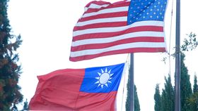 蔡總統過境美國 國旗飄揚-台美關係-國旗-
總統蔡英文搭乘長榮777專機，展開9天8夜的「英捷專案」，並在7日（當地時間）過境美國休士頓，蔡總統下榻的飯店可見到中華民國國旗飄揚。
中央社記者廖漢原休士頓傳真 106年1月8日