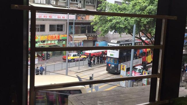 香港雙層電車翻覆　14人輕重傷送醫