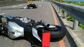楊姓男大生騎重機，疑似超車不當害姊妹慘死。翻攝畫面
