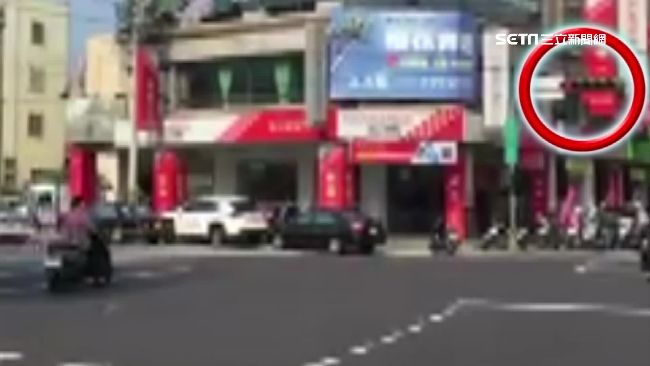 逆向還硬闖紅燈　三寶阿嬤騎車險釀禍