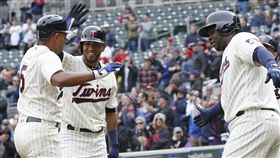 ▲Escobar（左）擊出3分砲，Sano（右）在本壘歡迎他。（圖／美聯社／達志影像）