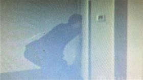 大陸江蘇崑山，中年男偷窺女房客洗澡，偷窺　圖／翻攝自微博