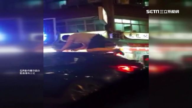 拿命開玩笑！男趴轎車車頂搭順風車