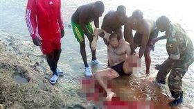 １６：９
維多利亞湖尼羅鱷攻擊泳客　左膝以下全被咬斷
圖／翻攝自太陽報
https://www.thesun.co.uk/news/3259161/crocodile-uganda-lake-victoria-leg-bitten-off/