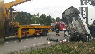 失控衝撞電線桿　轎車倒栽蔥駕駛受困