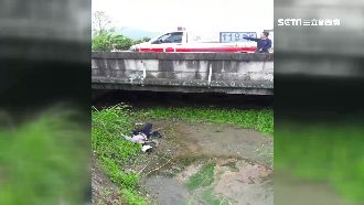 員警急奔火場　機車打滑摔3米深河床