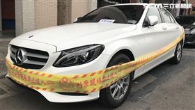 謝婦昨晚青年路的摩斯漢堡用餐，賓士車卻遭人開槍警告，警方深入追查後發現，疑與一筆土地糾紛有關（楊忠翰攝）