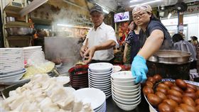 8年前葉瑞榮（圖左）的太太過世後，女兒葉怡孜（圖右）辭去電子公司的工作，回家當父親的左右手。