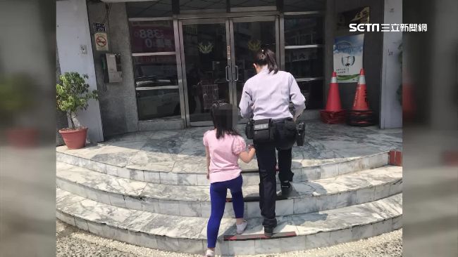 女童弄丟錢哭到迷路　暖警安撫送回家