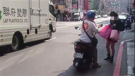 網友發現「借錢哥」昨天下午現身板橋街頭向落單女子索要加油金。(圖／擷取自爆料公社)