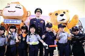 新北市「小小波麗士出列」體驗活動，小朋友們穿上制服、霹靂小組等警制服，架勢十足。（圖／新北市警局提供）