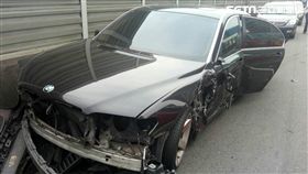 聯結車爆胎衝撞大7氣囊全爆人無礙（圖／警方提供）