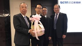 桃檢日前破獲製毒工廠，台高檢檢察長王添盛致贈蘋果表揚。潘千詩攝影