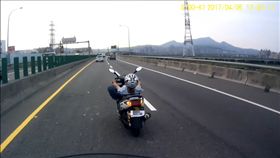 網友在台64快速道路發現一名白牌騎士違規上路，還仰躺在機車坐墊上危險駕駛。(圖／翻攝自YOUTUBE)