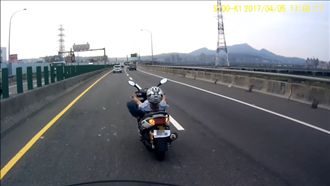 躺著騎好上路？　誇張行徑網友全都錄