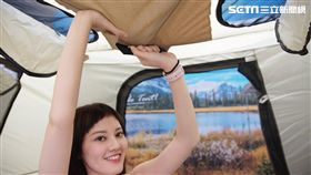 好想搭帳篷！女模嫩手30秒就搞定（圖／李鴻典攝）