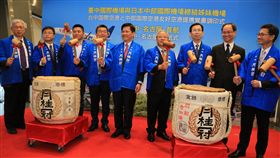 台中國際機場、日本名古屋中部機場締結姊妹機場暨華信航空台中–名古屋首航儀式，6日在台中國際機場大廳舉行，貴賓一起以日本傳統開鏡儀式敲擊酒樽，象徵締約儀式圓滿成功。（圖／中央社）
