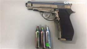 汪嫌在網路上買槍，原本想至汐止區防汛道路試槍，沒想到竟遭到警方當場活逮（翻攝畫面）