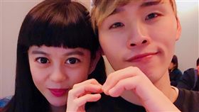 展榮、白癡公主戀愛ing？頭靠頭、手比愛心曬親密合照　圖／翻攝自展榮臉書