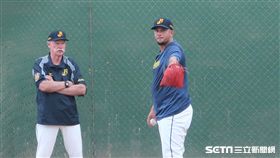 羅曼報到第一天隨即進入牛棚練投。（圖／記者王怡翔攝）