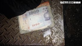 高男路邊撒尿遇到警方勸阻，他一臉神智不清卻說：「我是良民！」警方從他口袋搜出安非他命帶回偵辦（翻攝畫面）