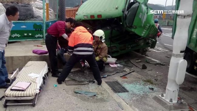 砂石車停路邊被撞　倖存司機見跑馬燈