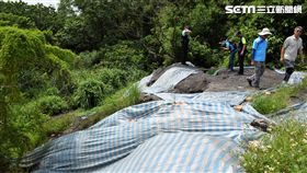 聖諄實業公司涉嫌傾倒5122公噸的煤渣廢棄物遭保七總隊查獲，負責人吳天樹等四人遭送辦（翻攝畫面）