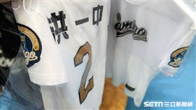 洪一中背號T恤。（圖／記者王怡翔攝影）