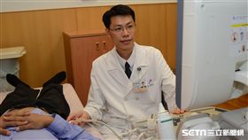 醫師王奕淳提醒，服用感冒糖漿或止痛藥，一定要遵從包裝上的指示，以免過量傷腎。（圖／台北慈濟醫院提供）