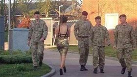 英國,網路,網站,色情,不雅照,淫照,多P,裸女,裸體,軍人,Blockrat of the Day 圖／翻攝自太陽報