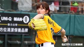 日本棒球女神稻村亞美去年為中信兄弟開球。（資料照／記者邱榮吉攝影）