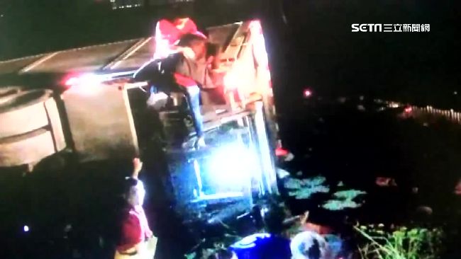 彎腰撿東西！貨車載一家4口衝進港口