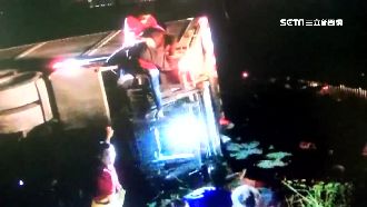 彎腰撿東西！貨車載一家4口衝進港口