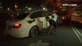 兩車飆速失控！5百公斤護欄遭撞噴飛