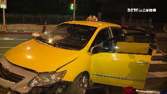 疑閃避機車！直行小黃失控撞上分隔島