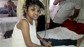 印度女童和猴子生活-圖/翻攝自每日郵報