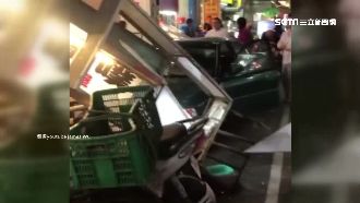 橫掃鬧區？汽車失控撞3攤位14機車