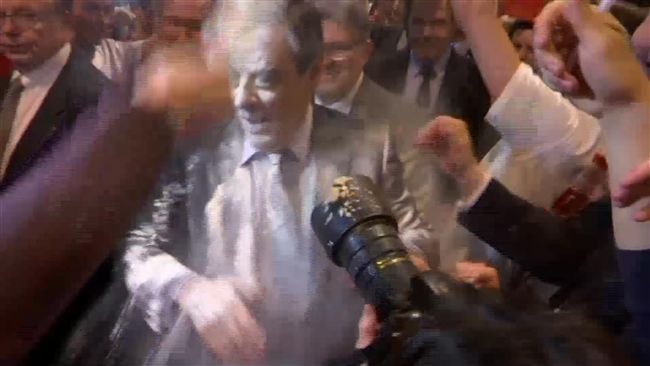 法總統候選人賣力造勢　竟當場遭攻擊