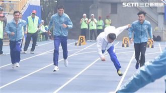 試跑世大運跑道　柯P爆摔吃土四連拍