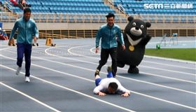柯文哲,跌倒,世大運,跑道,開幕　圖／記者王怡翔攝