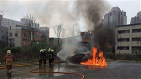 停放校園內三門進口跑車不明原因起火燃燒。（圖／新北市消防隊提供）
