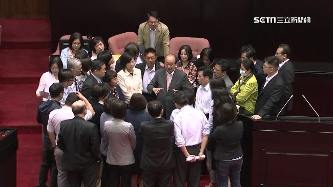 防藍營杯葛年改　綠委清晨卡位主席台