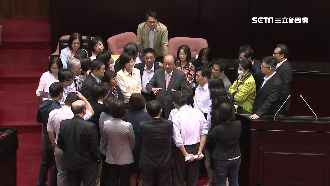 防藍營杯葛年改　綠委清晨卡位主席台