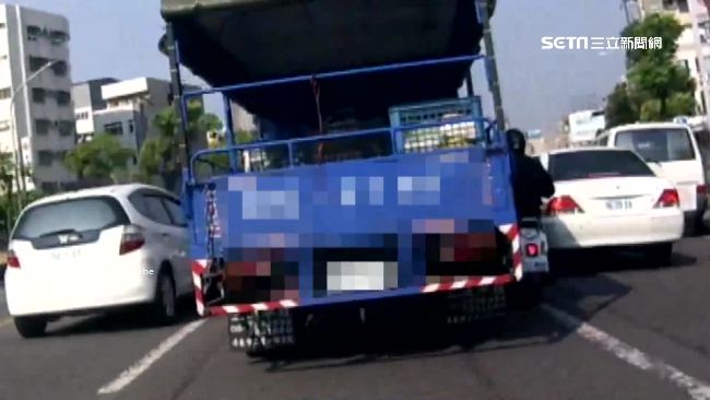 兩車夾擊機車　騎士慘「倒栽蔥」在地
