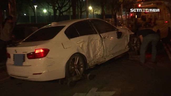 新買BMW尬車　自撞捷運工地釀1傷