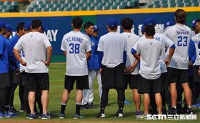 富邦悍將七連敗後回到新莊賽前拜拜（圖／記者陳怡汝攝影）